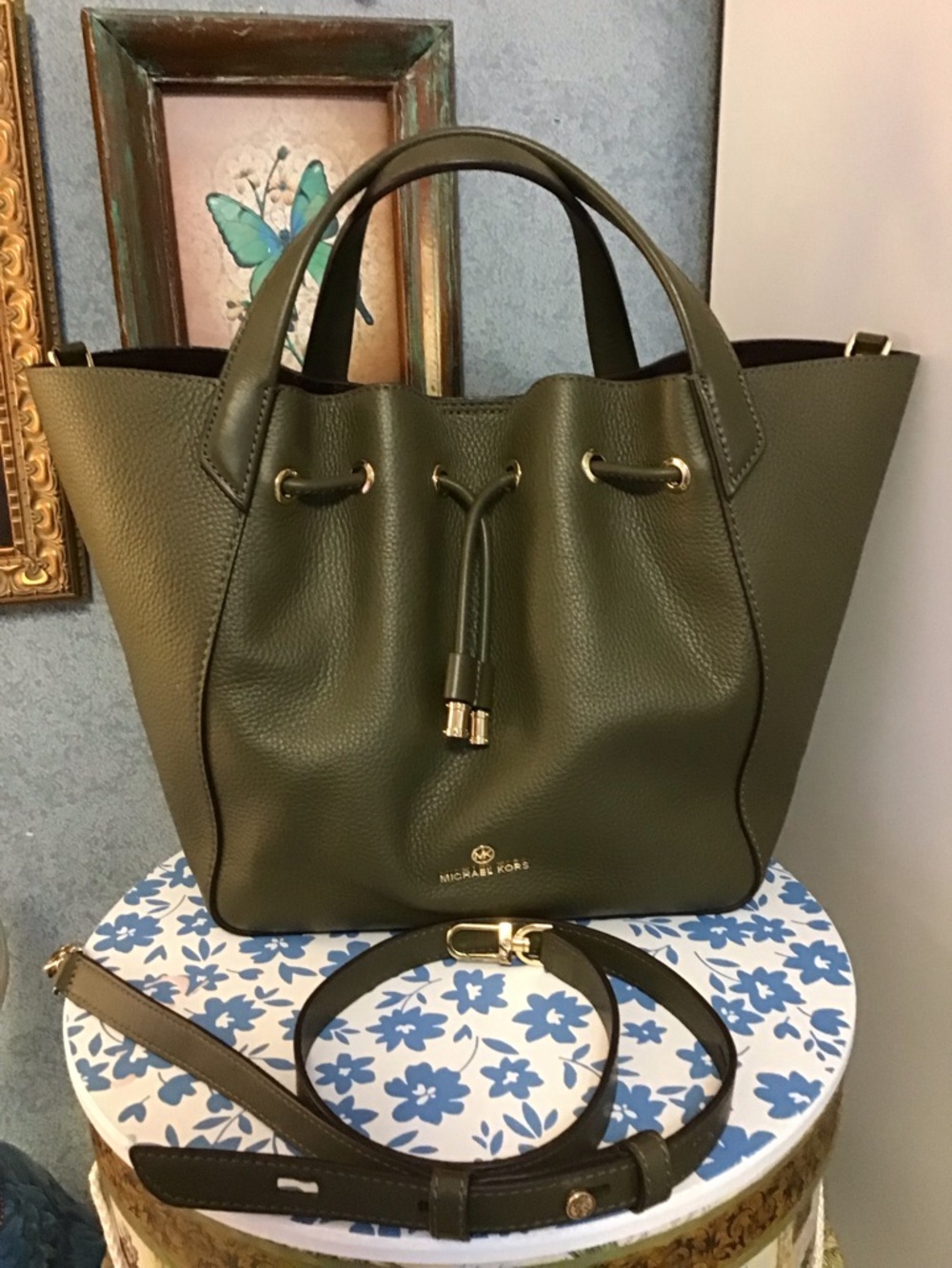 Michael kors leather convertible bucket bag purse